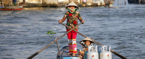 mekong-women-boat